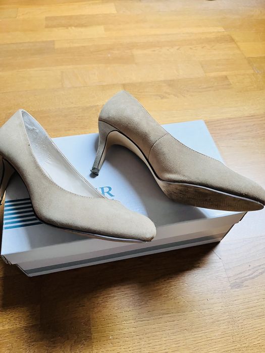 Wygodne niewysokie szpilki kawa z mlekiem