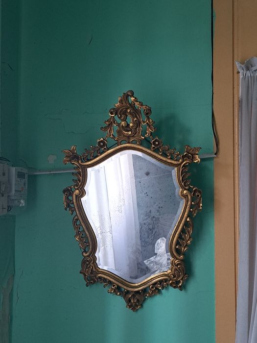 Móveis antigos  (cristaleira, camas, arcas, espelho, móvel de cozinha)