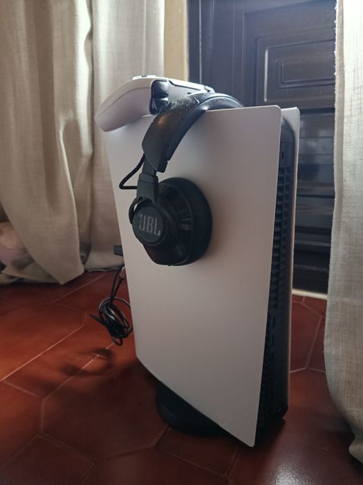 PlayStation 5 com fones JBL