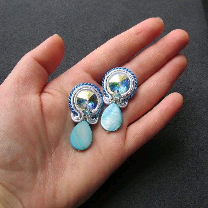 Komplet biżuterii z sutaszu wisior boho i kolczyki chwosty