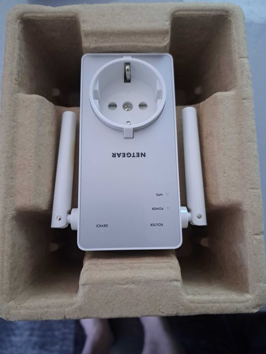 NETGEAR Wi-Fi Extender with Power Outlet, 2.4 / 5 GHz, 750 Mbps64551463913857121