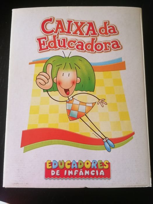 Caixa da educadora com várias revistas temáticas