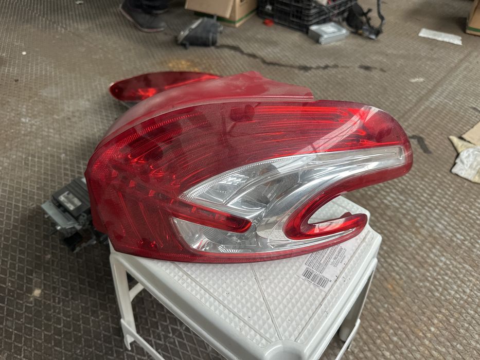 Farolin traz esq peugeot 208