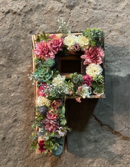 Drewniana litera P wypełniona kwiatami