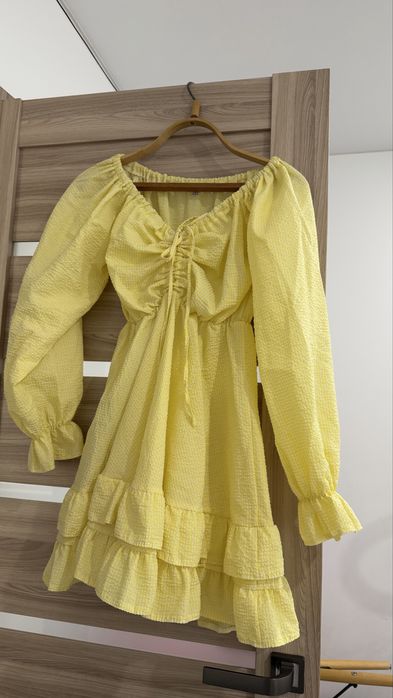 Літнє плаття жовтого кольору