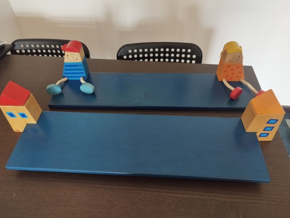 Duas estantes p/ quarto de criança