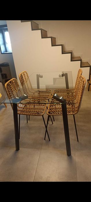 Conjunto mesa e cadeiras
