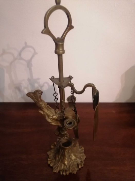 Antigo Candeeiro a Azeite de Latão em Forma de Peixe com Ferramentas
