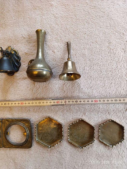 Zestaw mosiężnych przedmiotów : dzwonki, flakon, popielniczka, ramka