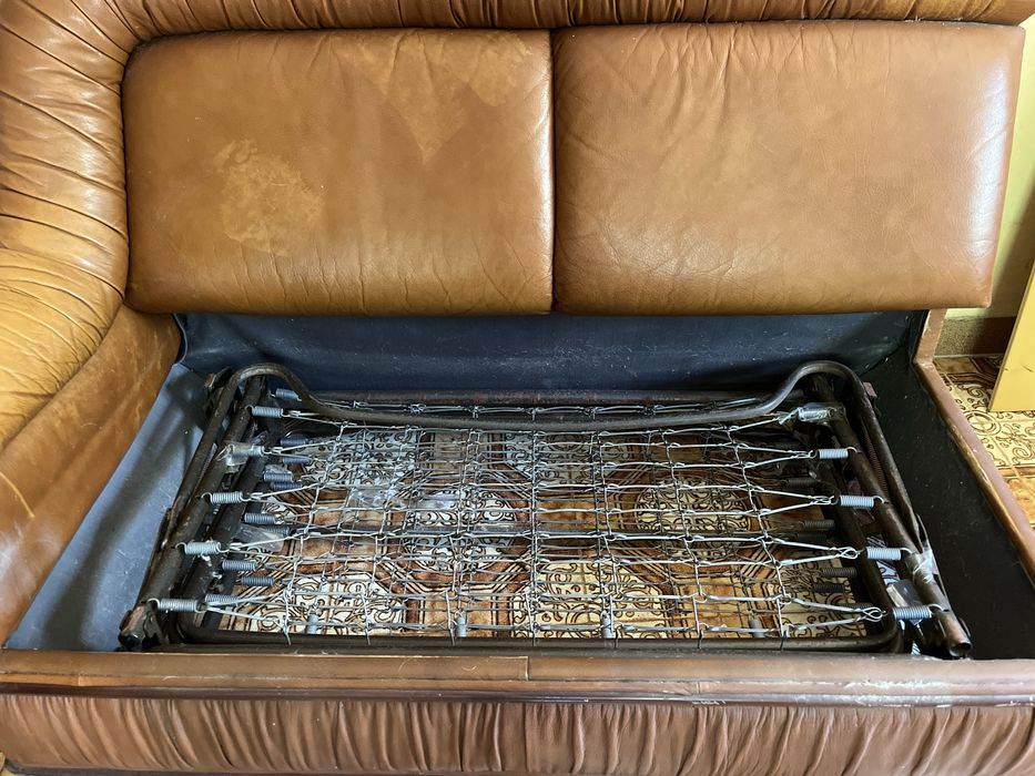 Sofá em pele (c/ cama de solteiro e canto)