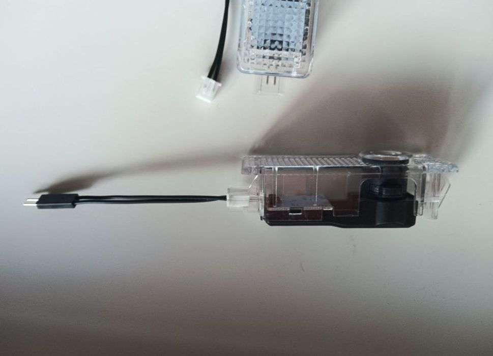 Проекторы в двери с логотипом BMW, светильники Led в двери