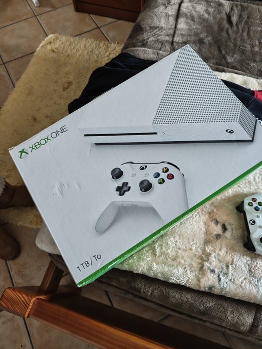 Xbox one S 1TB - com dois comandos