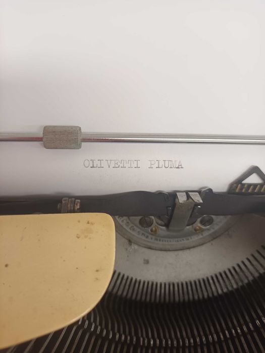 Máquina de escrever Olivetti Pluma 22