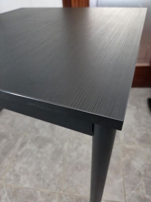 Mesa de cozinha quadrada preta.