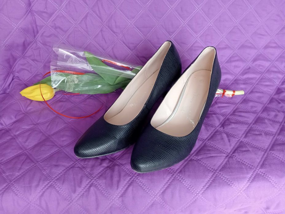 r.41 szpilki czarne (dowóz)