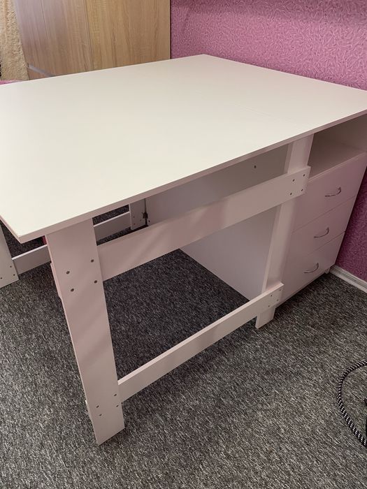 Розкладний стіл білого кольору