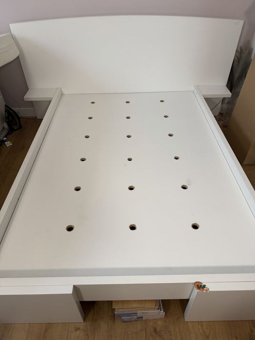Łóżko, płyta MDF. 210x148cm z półkami bocznymi.