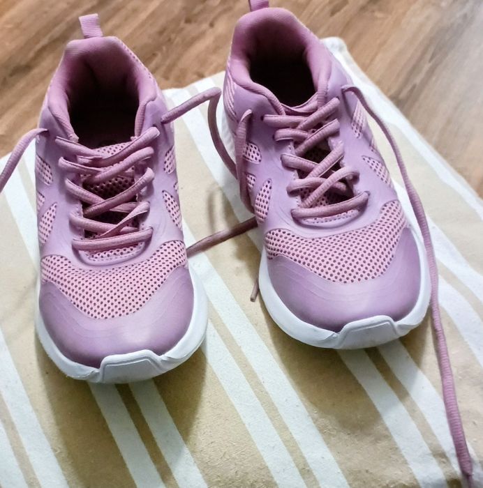 Ładne buty sportowe w kolorze lila.