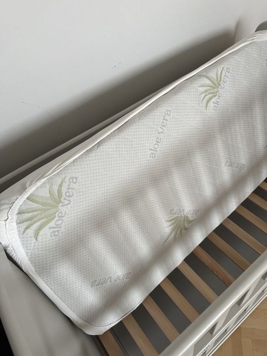 Дитяче ліжечко з матрацом