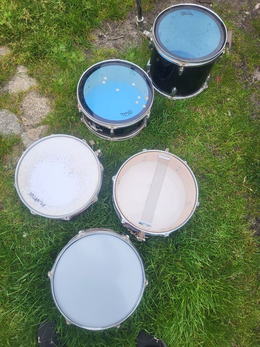 Różne bębny do perkusji
