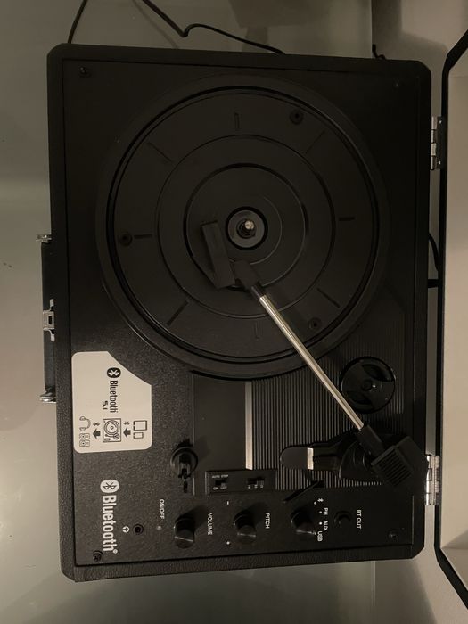 Gira-Discos Portátil + Vinil We Don’t Trust You