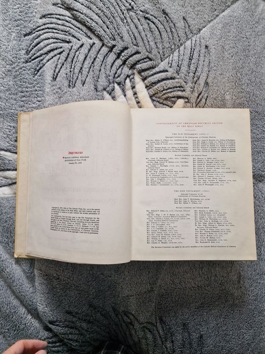 Big Book Holy Bible, Bíblia grande escrita em inglês