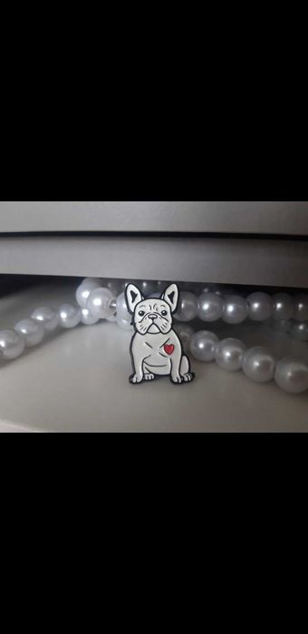 Emaliowana przypinka buldog francuski serduszko