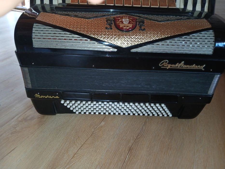 akordeon Royal Standard Montana z futeralem