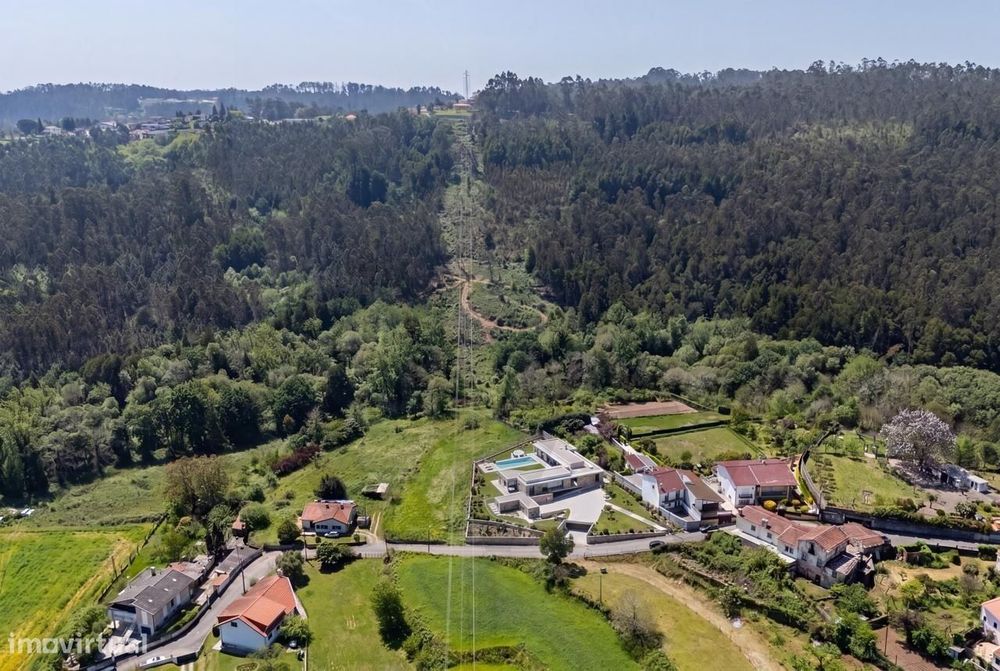 Terreno com 2.200 m2 em Santiago de Riba-Ul: Localização Estratégica e