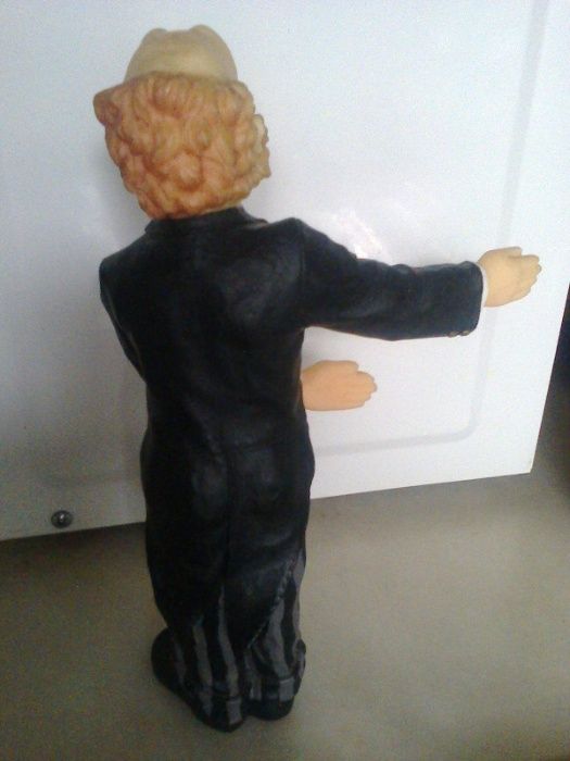 Vendo boneco mordomo em marfinite muito bonito novo