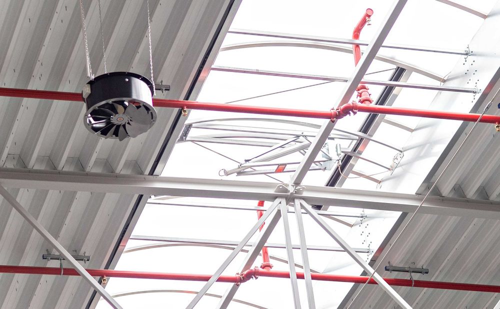 Hala produkcyjna z suwnicami.