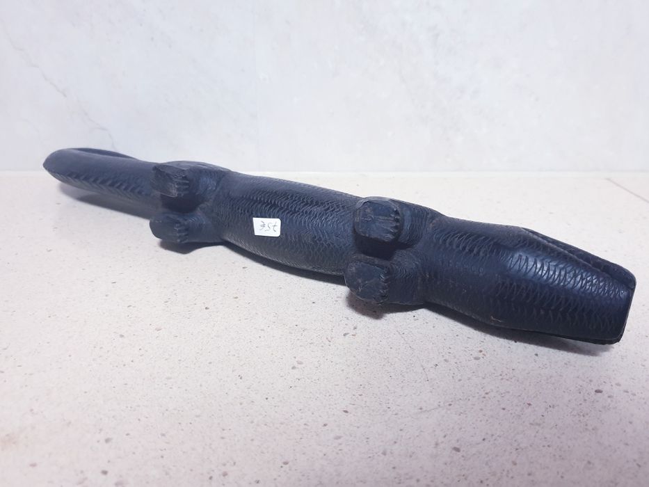 Antiga escultura africana de um crocodilo em pau preto