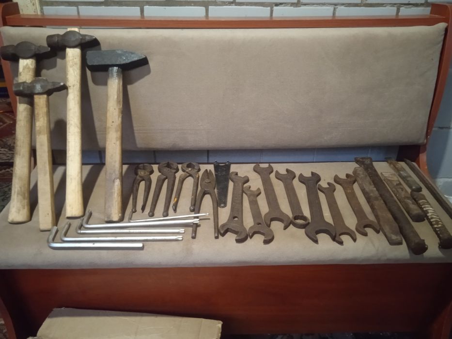 Продам разный инструмент зубила молотки ключи гаечный и т.д