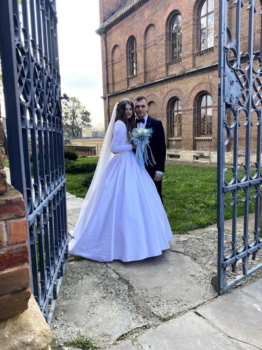 Шикарна весільна сукня