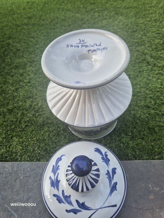 Vendo potiche grande em faiança portuguesa ,pîntado à mão.Altura25cm /largura 18cm