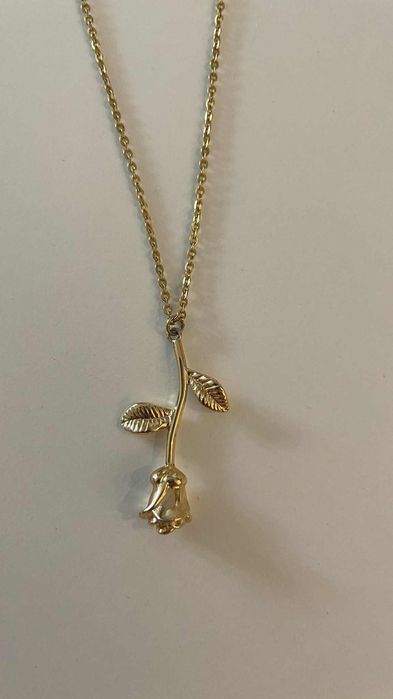 łańcuszek z zawieszką w kształcie róży