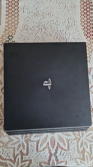 PlayStation PS4 pro pamięć  1 TB plus 9 gier