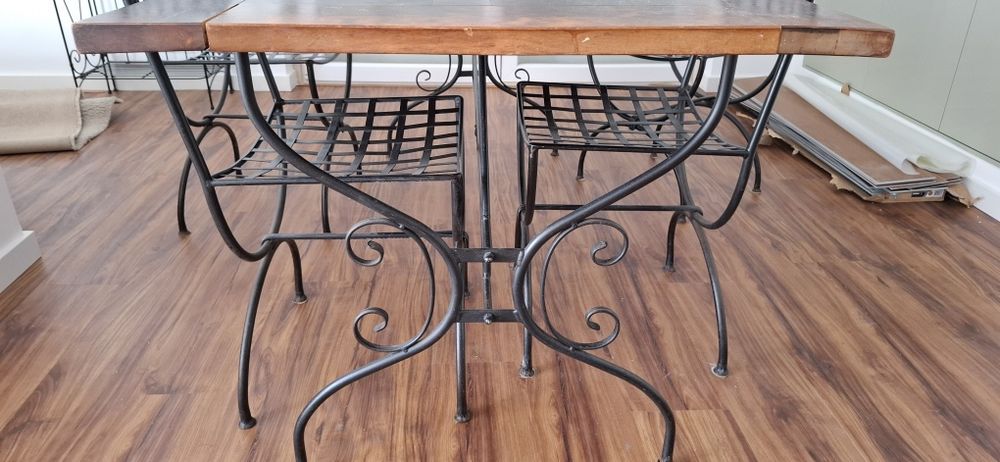 Mesa de jantar com 4 cadeiras