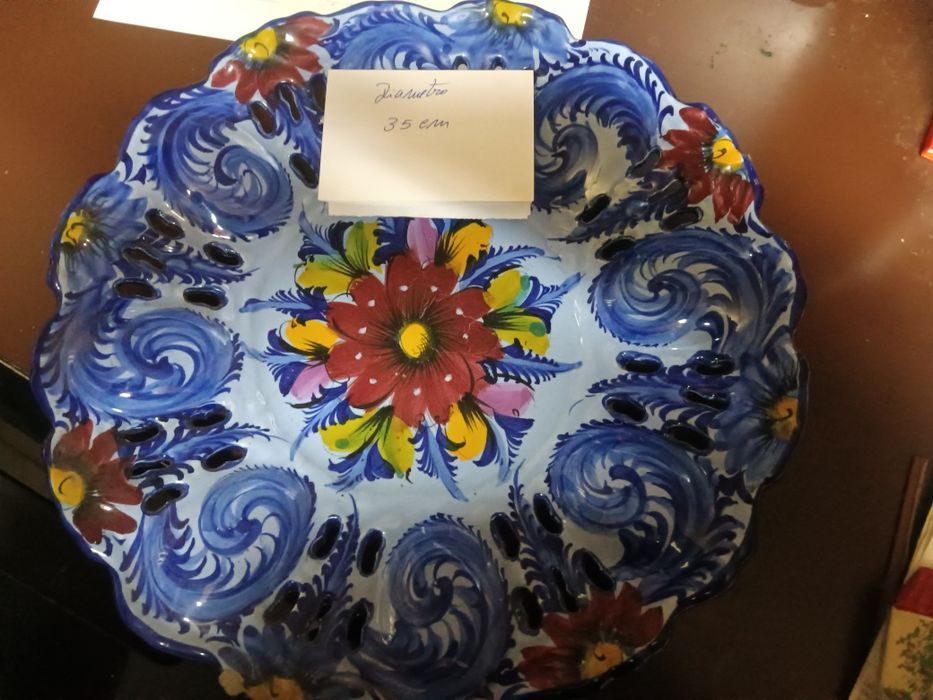 Selling decorative plates.446819132695521282