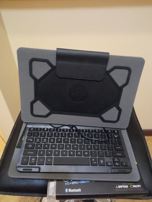 Продам чехол для планшета с клавиатурой