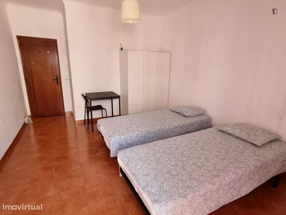 Quarto - localizado em Amadora Lisbon