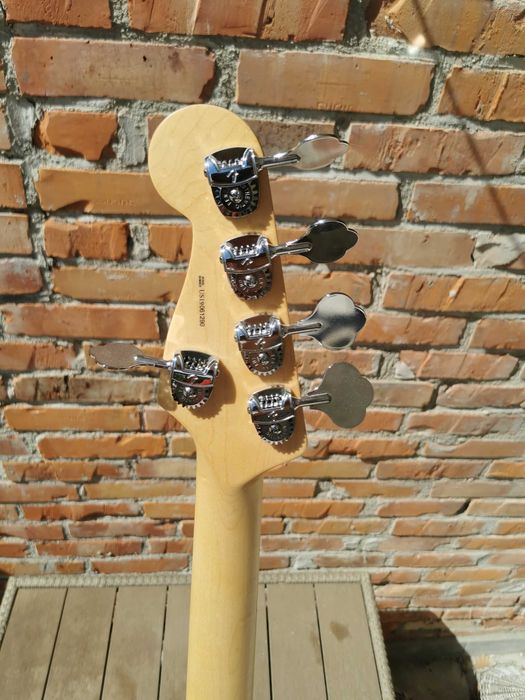 Gitara basowa FENDER American Pro Jazz Bass V