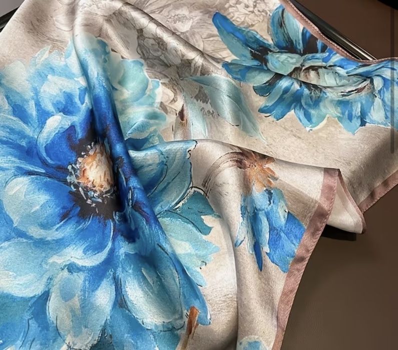 Jedwabna niebiesko beżowa apaszka 100% silk seide.
