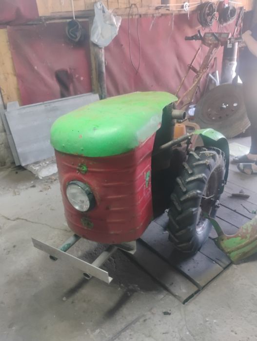 Traktor Dzik 2 przyczepa , pług