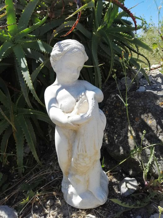Escultura de criança em gesso