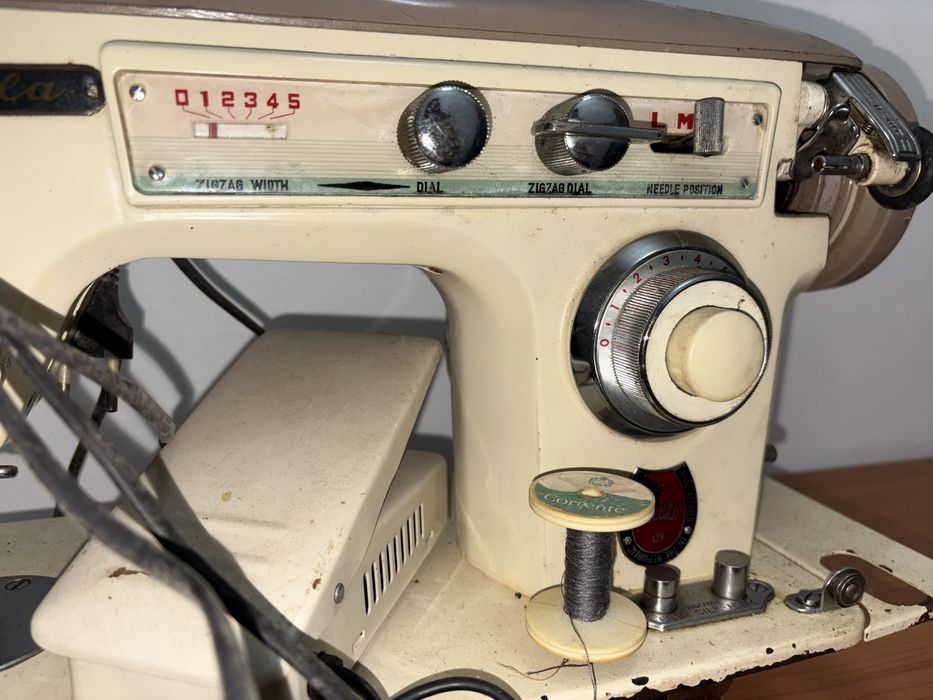 Máquina de costura elétrica