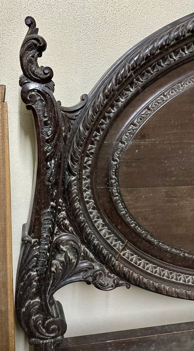 Cama casal em madeira nobre (estilo classico)