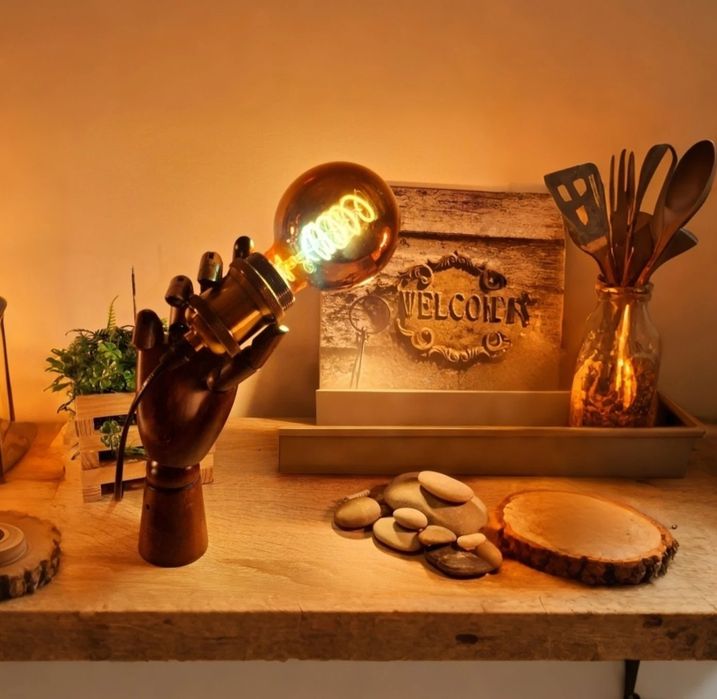 Mão articulada vintage com lampada luz ambiente.