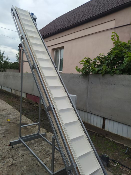 Транспортер подающий,бункер с вибролотком.