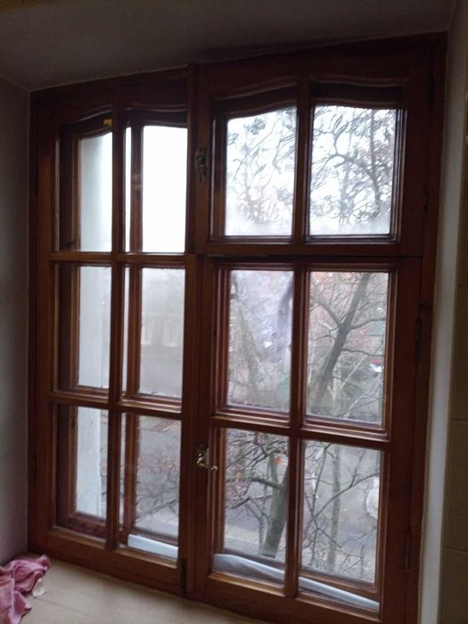 окна деревянные под лаком.